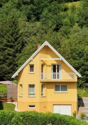 Adossée à la colline